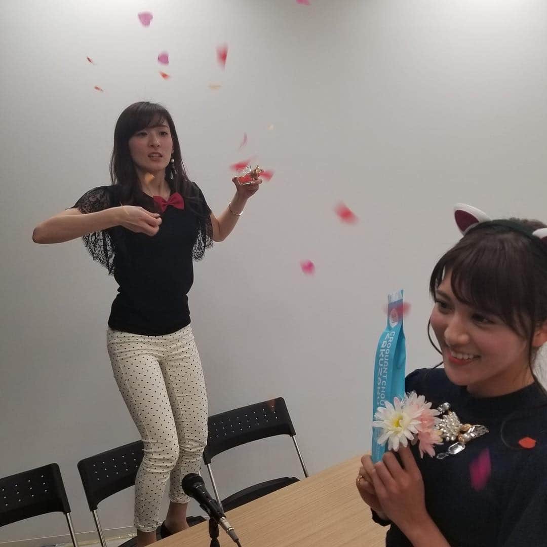 福田朱子さんのインスタグラム写真 - (福田朱子Instagram)「#eQキャンプ 楽しかったなー🎶 . 詳しい内容は観てくれたみんなとのメモリー🍀にするとしてw . . 映え写真対決では負けてしまいましたが、、、 . 映え写真を撮るために一生懸命頑張ったからw . #zakuzaku #期間限定 #販売中 の #いちごザク を全員いただくことができましたーーー！！！！ . @bakecheesetart 様ありがとうございました😊 . いちごザク、最高に美味しかった。 最強。 . ほんとに最強に美味しかったの。 いちご系スイーツってね、 私はあまり酸っぱいのは苦手なんだけど、 中のクリームの酸味がちょーーーーーどいい塩梅、いやちょうど良すぎで、 甘すぎないの！！ . でも、生地の周りにストロベリーチョコがついてたり、 舌にちょくちょくこんにちはする甘さがもうたまらんっっ😍！！ . 放送終わってからも一人で永遠に「本当に美味しい」って呟きまくってたww . . 5月31日までだから、絶対それまでにまた食べたい！ いけるかな？！ . みんなも是非是非是非是非食べて見てほしい🍓✨ . 2枚目は、見事勝利のＡチームの、映え写真✨ を、拝借しましたw . . 3枚目は、映え写真✨ を撮るために一生懸命花びらを撒いている私。 . が、もはや“映え”ということで提出して見事負けたやつ。w . . #harajuku #ikebukuro #strawberry #ストロベリー #sweet #instagood #インスタ映え #本気で美味しい #まじで美味しい」4月4日 2時12分 - syuko29