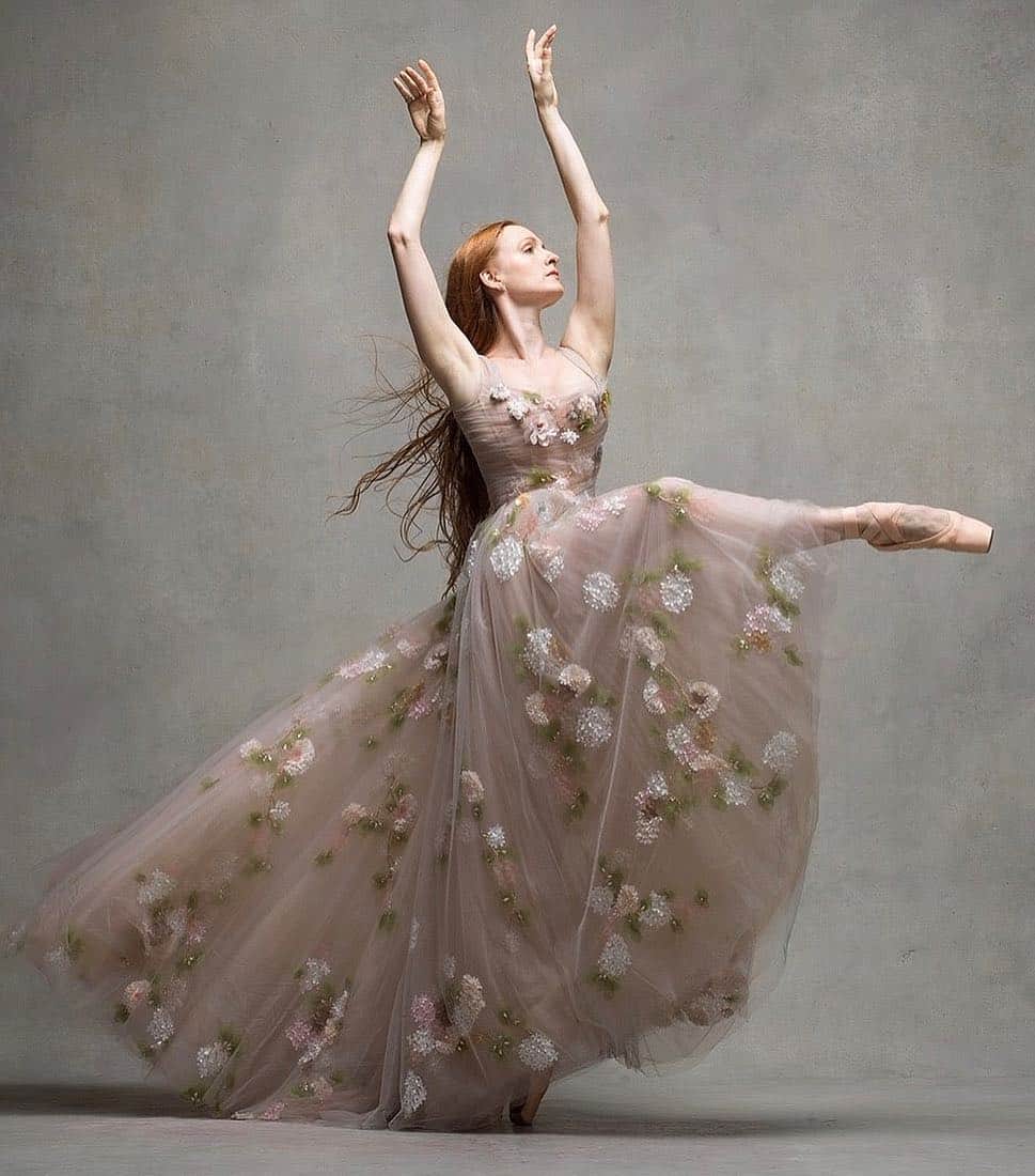 のインスタグラム：「A stunning movement shot of look 31 from the Spring/Summer 2018 collection shot of Gillian Murphy, Principal Dancer with American Ballet Theatre. Photo by @nycdanceproject. #marchesa #ss18marchesa」