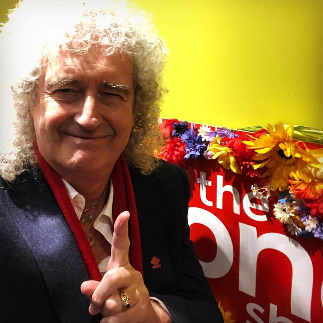 ブライアン・メイさんのインスタグラム写真 - (ブライアン・メイInstagram)「All is colourful at THE ONE SHOW ! I’m on around 7 !  @bbctheoneshow Bri」4月4日 2時15分 - brianmayforreal