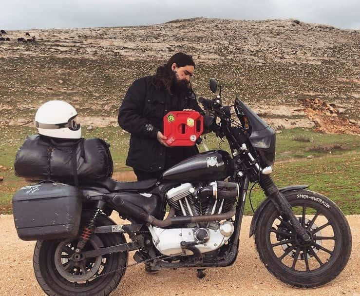 Harley-Davidsonさんのインスタグラム写真 - (Harley-DavidsonInstagram)「@Boogie_Anton lives on the roads, sleeps in the woods, dreams in the mountains and bathes in the seas. 👌  He’s currently riding from Spain ↠ Australia. Next up will be Chile ↠ Alaska. Make sure to give him a follow. ⚡️ #FindYourFreedom #HarleyDavidson #Sportster」4月4日 2時15分 - harleydavidson