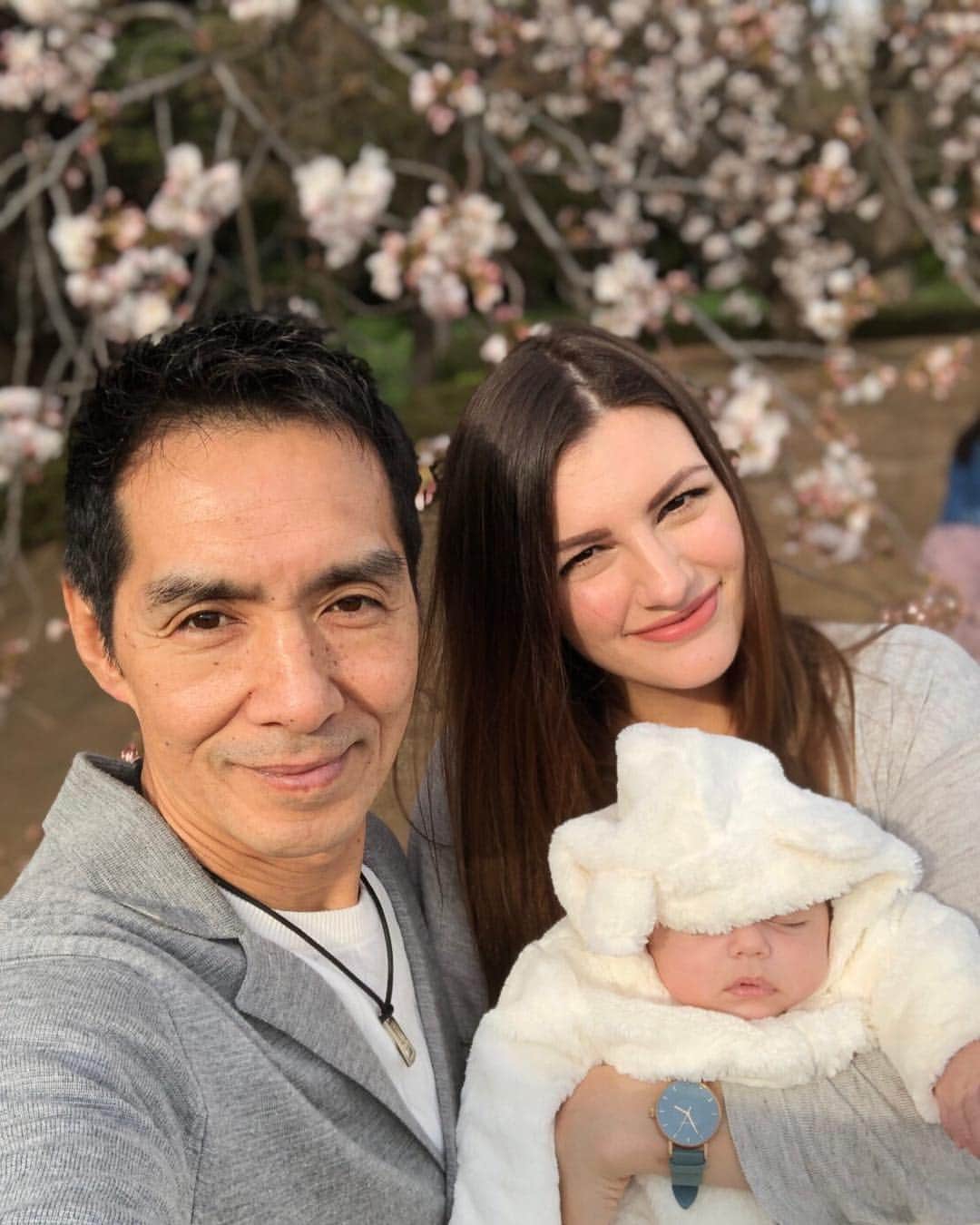 玲奈マリーのインスタグラム：「お花見🌸  #桜 #お花見 #家族 #ベビー #旦那 #息子 #赤ちゃん #赤ん坊 #親バカ #親バカ部 #ハーフ #新宿 #新宿御苑 #nofilter #sakura #japan #cherryblossom #love #baby #family #hanami #tokyo」