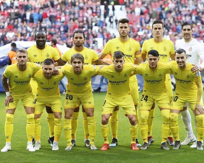 マルク・ムニエッサのインスタグラム：「Més units que mai per les 8 finals que ens queden. La primera aquest dissabte vs Espanyol!! Som-hi @gironafc 🔴⚪️💛」