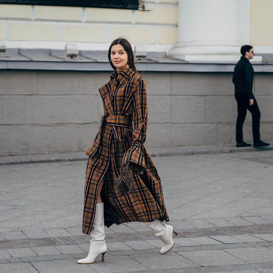 Vogue Runwayさんのインスタグラム写真 - (Vogue RunwayInstagram)「A phrase that never gets old around the Vogue office? "It's always Fashion Week somewhere." Scroll through the latest street style photos from Russia Fashion Week Fall 2019 at the link in our bio. Photographed by @styledumonde」4月4日 2時24分 - voguerunway