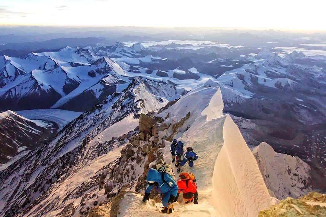 エディー・バウアーさんのインスタグラム写真 - (エディー・バウアーInstagram)「Hey guys! Catch Eddie Bauer Guide @adrianballinger before he heads to Everest for another Himalayan climbing season. He's taking over our stories today and is geared up to answer your questions about his upcoming climb. Adrian has summited Everest 8x (!!!) and once without supplemental oxygen. As an elite high-altitude alpinist and founder/guide of @alpenglowexpeditions he has a ton of knowledge and experiences to share. #LiveYourAdventure #Everest2019」4月4日 2時30分 - eddiebauer