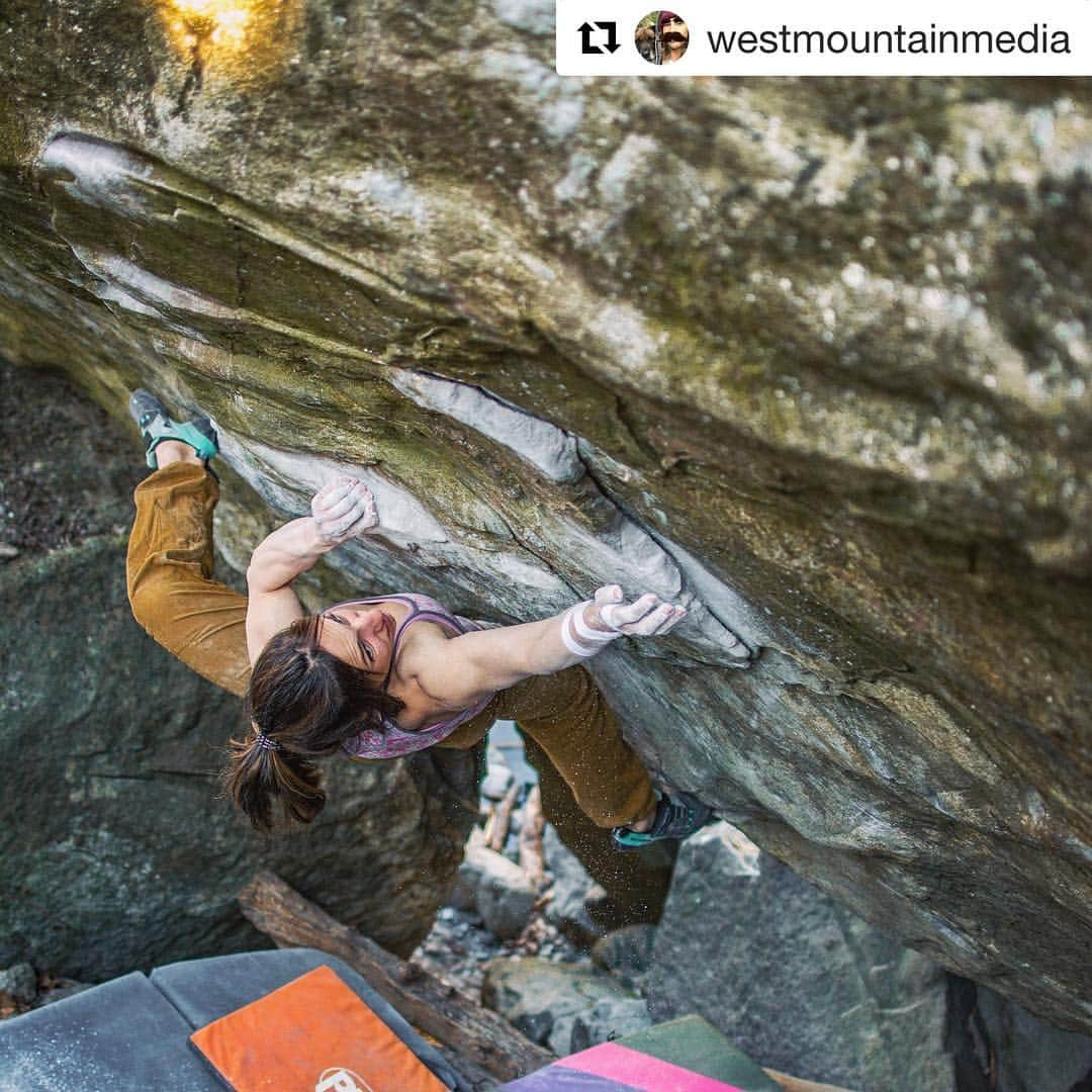 アレックス・パッチシオさんのインスタグラム写真 - (アレックス・パッチシオInstagram)「Entwash V11/ 8A the other day before all this 🌧! 3rd or 4th try. Cool boulder, Brione rock doesn’t disappoint!!! 😁  Photo by: @westmountainmedia  @e9clothing_official @e9clothingusa @scarpana @petzl_official @frictionlabs @sendclimbing  #uhamikakuto #climbing #havingfun #naturelovers #outside」4月4日 2時32分 - alex_puccio89