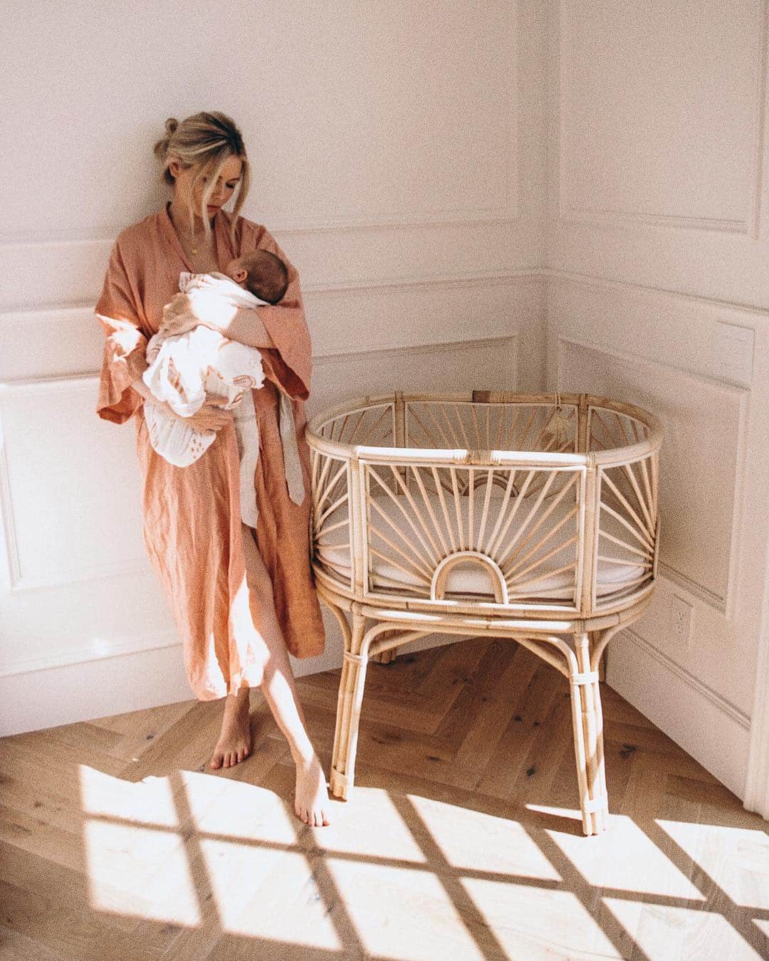 Amber Fillerup Clarkさんのインスタグラム写真 - (Amber Fillerup ClarkInstagram)「Morning light ☀️ baby girl is such a gooood sleeper 🙌🏻 she has been sleeping through the night this week and it’s been amazing! I just dream feed her in the middle of the night around 3:30am or so but she stays asleep and keeps on snoozin. I just hope it sticks because who really knows - I feel like there is always a “regression” stage around the corner 🤷🏼‍♀️ bassinet is by @sacredbundle」4月4日 2時44分 - amberfillerup