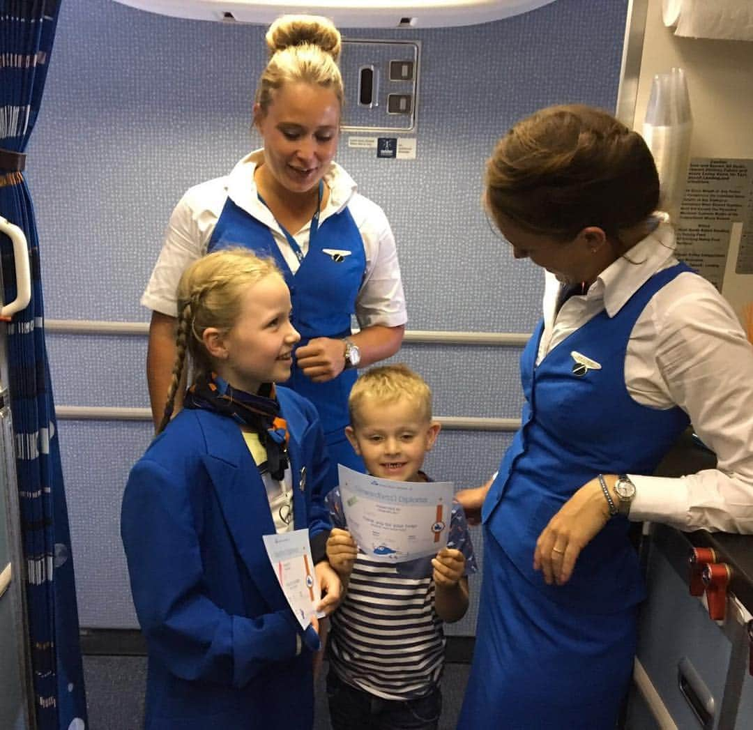 KLMオランダ航空さんのインスタグラム写真 - (KLMオランダ航空Instagram)「Having fun with our lovely passengers. #KLM #RoyalDutchAirlines #flyKLM ⠀ 📸 by @annettev1987 •⠀ •⠀ •⠀ #onboard #flight #cabincrew #kids #passengers #fun #havingfun #klmcrew #chitchat #chatting #work #crewlife #klmcrewlife #flying #fly #explore」4月4日 2時42分 - klm