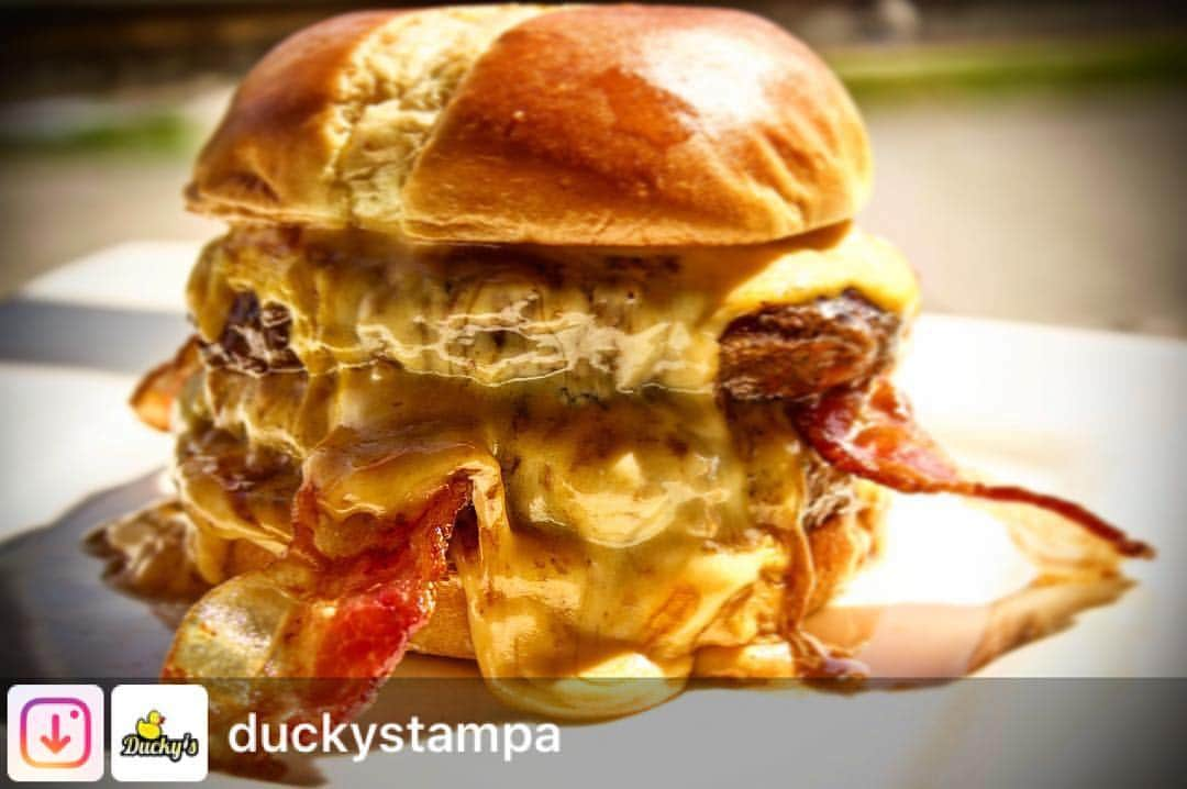 エバン・ロンゴリアさんのインスタグラム写真 - (エバン・ロンゴリアInstagram)「SPECIAL 🚨!! Triple Cheese Bacon Double! The “Nate Burger”. Come get it you cheese eaters! #cheeseburger #familyowned #goodfood #special #sports」4月4日 2時43分 - evan.longoria3