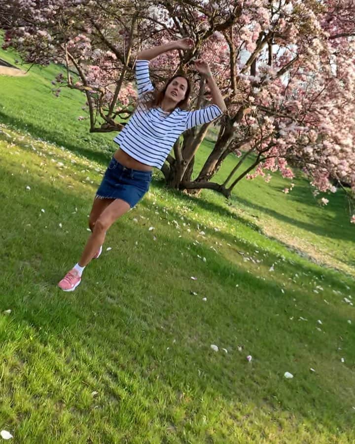 のインスタグラム：「💋 #aprilbaby #happy #thankyouguys」