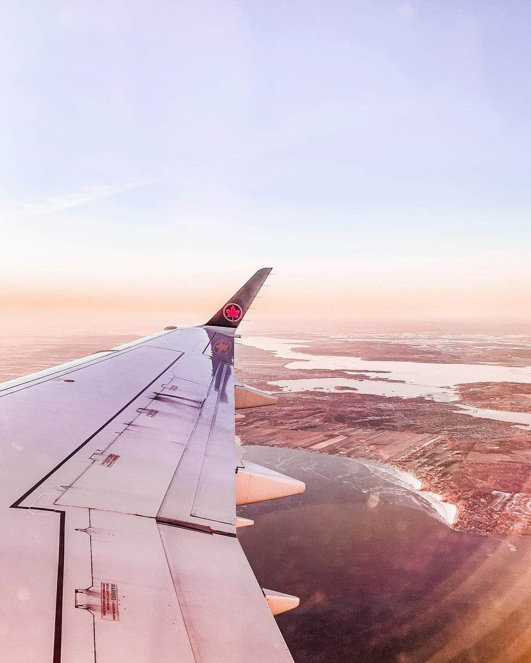 AIR CANADAさんのインスタグラム写真 - (AIR CANADAInstagram)「This pastel-perfect take on #WingWednesday is brought to you by @claudel.b ✈️ PS: Don't forget to tag @aircanada #FlytheFlag in your best travel pics! . . Une envolée dans un ciel pastel – cette image à faire rêver vous est offerte par @claudel.b ✈️ PS : N’oubliez pas d’identifier @aircanada #HautLeDrapeau en publiant vos plus belles photos de voyage!」4月4日 2時56分 - aircanada