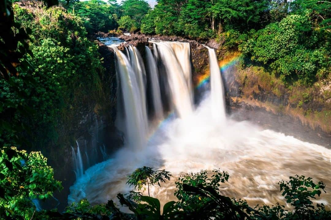 ハワイアン航空さんのインスタグラム写真 - (ハワイアン航空Instagram)「"This photo was taken on Hawai‘i Island at the popular #RainbowFalls. It is one of Hilo’s biggest attractions because of its ease of access and beautiful waterfall. In Hawaiian mythology, the cave behind the falls is home to The Moon Goddess, Hina. It is said that sometimes Hina’s kapa (cloth created by beating the bark from the mulberry bush) can be seen waving in the fall’s mist and creating a rainbow. It’s not always there, but if you’re lucky, you just might see it!" - 📷: @MmKwock Happy #NationalFindARainbowDay 🌈 . . . #LetHawaiiHappen #ExploreHawaii #GlimpseofHawaii #NakedHawaii #HawaiiUnchained #AlohaOutdoors #AdventureAwaits #ExploreIslandofHawaii #HawaiiNei #MokuNui」4月4日 3時00分 - hawaiianairlines