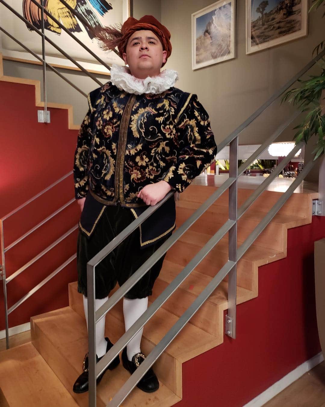 のインスタグラム：「I’m just gonna casually leave this here, and remind you to watch tonight’s new episode of #ModernFamily」