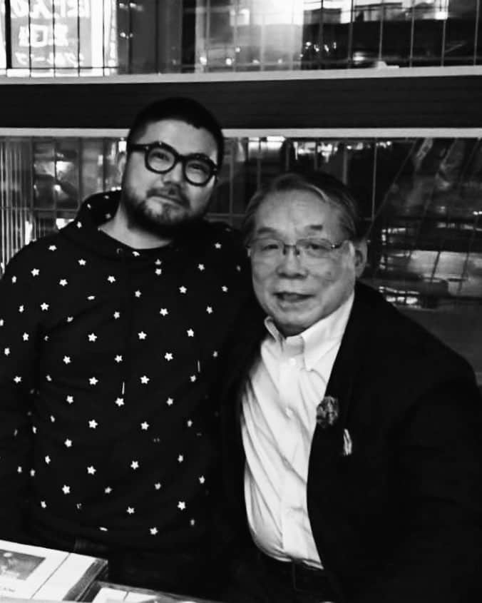 モトナリ オノさんのインスタグラム写真 - (モトナリ オノInstagram)「いつも有難いことに可愛がって頂いているカイハラデニムの貝原会長と長い夜。 いつもなかなか聞けない貴重なお話をこんな若手デザイナーにどんなことでも話して頂けて、この仕事をしてきてよかったと会長にお会いするたびにいつも思う。 #カイハラデニム #motonariono」4月4日 3時17分 - motonari_ono