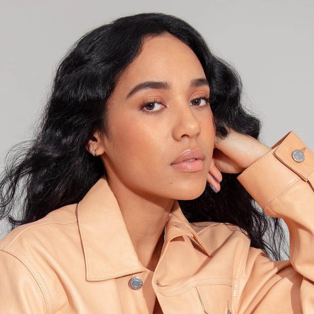 Smashboxのインスタグラム：「@alealimay wears our Original Photo Finish Smooth & Blur Primer to keep her look fresh all day long. #BehindEveryGreatFace」