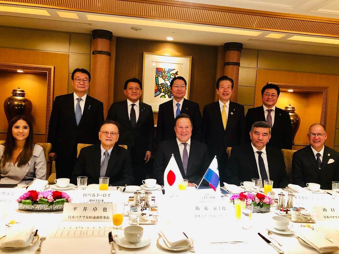 平井卓也さんのインスタグラム写真 - (平井卓也Instagram)「今朝はパレーラパナマ共和国大統領、ロイ運河担当大臣他と日本パナマ友好議連の役員との朝食懇談会に出席。パレーラ大統領は4回目の来日、今回はパナマに導入される日本製のモノレールの工場視察にも行かれます。#平井卓也 #パナマ共和国」4月4日 8時43分 - hiratakuchan0125