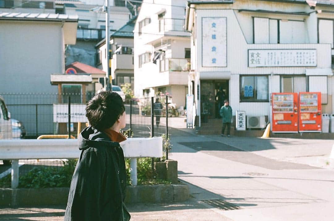 ぶんけいさんのインスタグラム写真 - (ぶんけいInstagram)「『海街diary』のロケ地になったお店。  この日、友人にフィルムカメラを触らせてもらってそのままの勢いで購入したのでした。  photo : 松本窓 @swonwd」4月4日 8時46分 - bunkei.tk