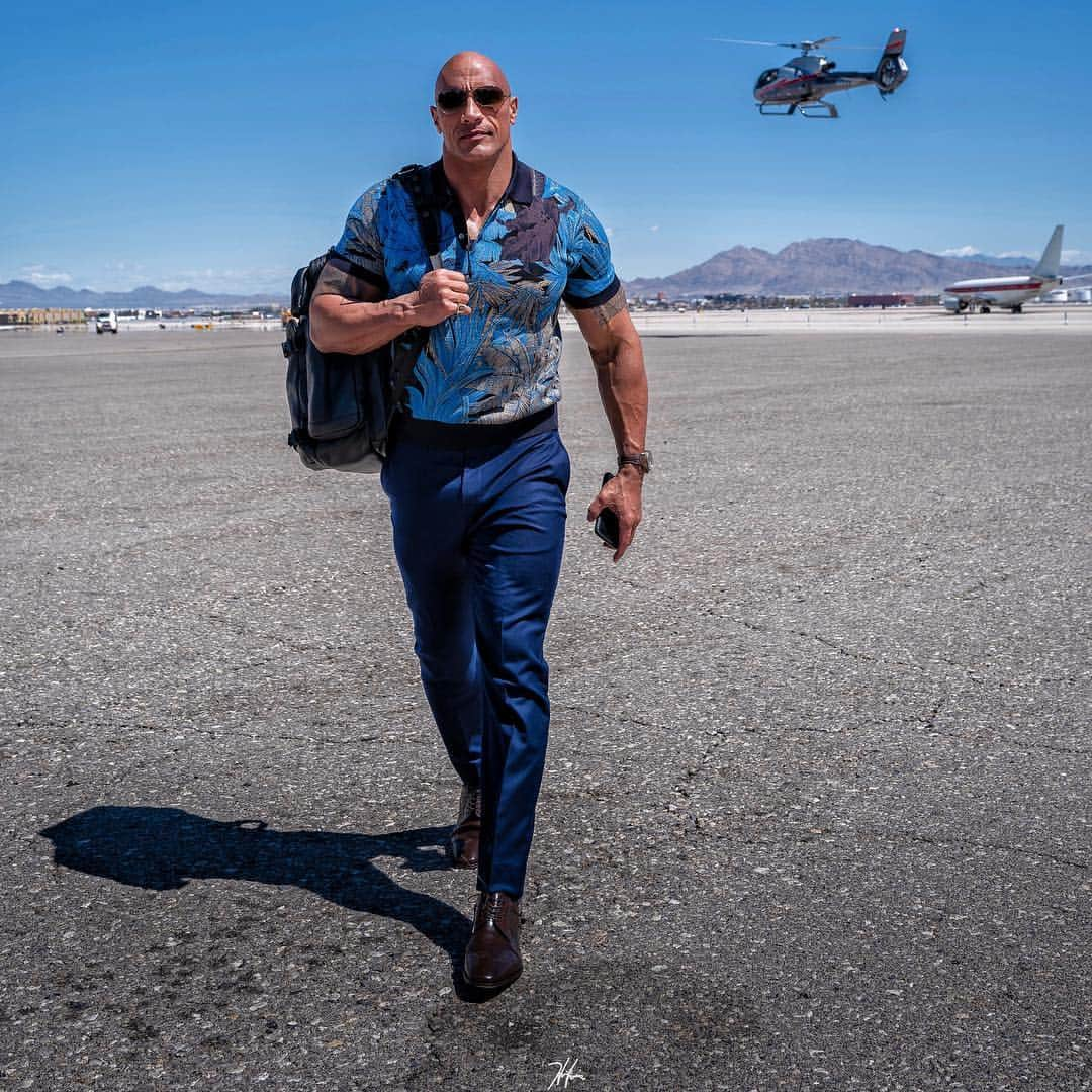 ドウェイン・ジョンソンさんのインスタグラム写真 - (ドウェイン・ジョンソンInstagram)「Just dropped off ~ Vegas.  Excited to show our new HOBBS & SHAW trailer to the CinemaCon crowd.  Hope you enjoy - let’s rock and roll.  @sevenbucksprod 🦅 🥃 @hhgarcia41 📸」4月4日 8時48分 - therock