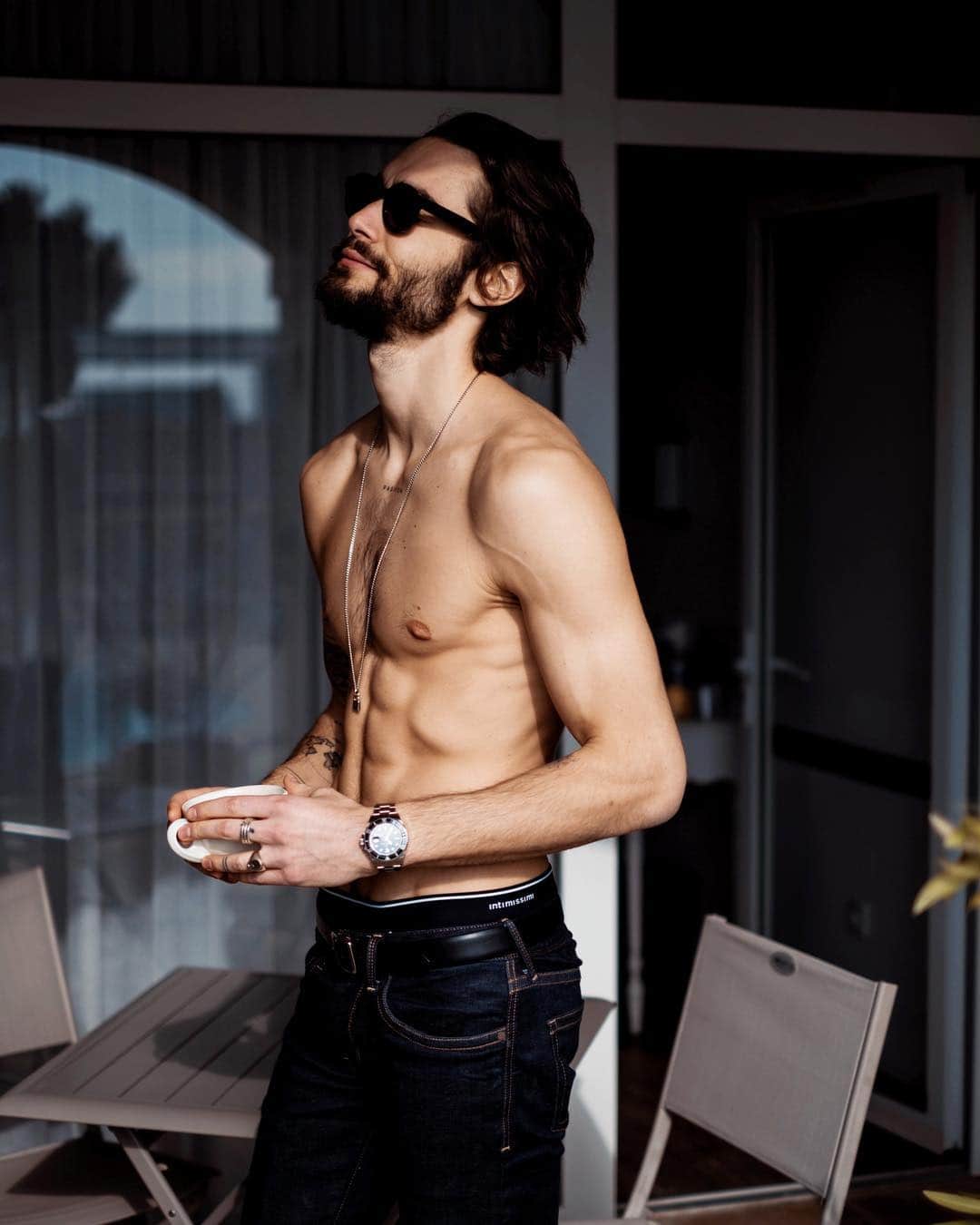 NICOLAS SIMOESのインスタグラム：「Coffee break by the pool ☕️💦」