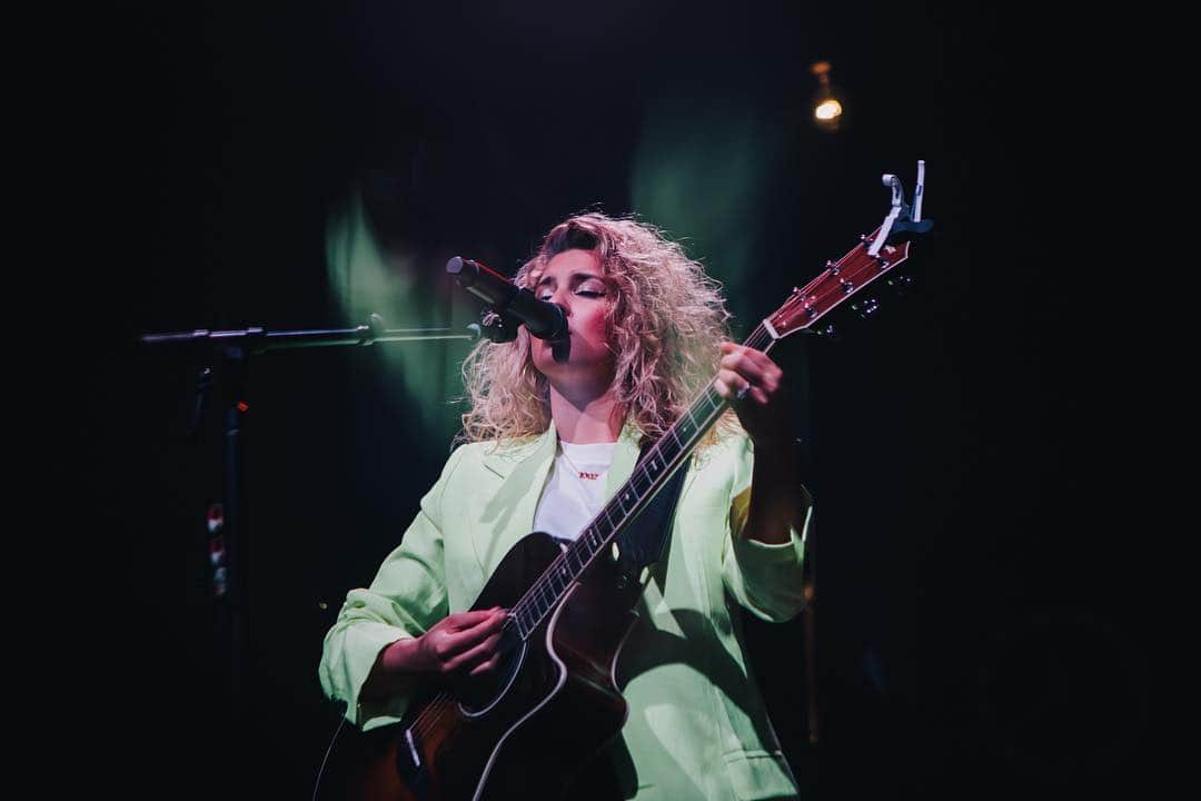 トーライ・ケリーのインスタグラム：「last night in boston was a real treat🥰 BROOKLYN COME THRU TONIGHT  #AcousticSessions」