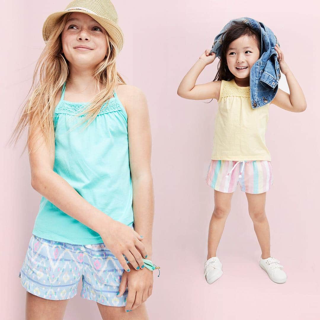 のインスタグラム：「POLL: What’s your essential springtime accessory? Fedora or denim jacket? #sunshorts #timetoshine #oshkoshkids」