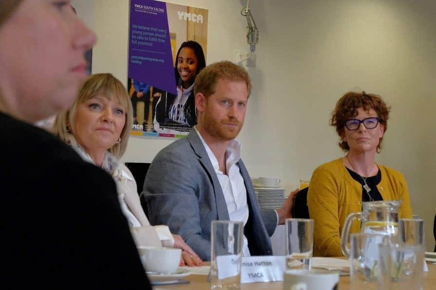 ロイヤル・ファミリーさんのインスタグラム写真 - (ロイヤル・ファミリーInstagram)「Today The Duke of Sussex visited @Ymcaenglandandwales, of which The Queen is Patron, in South Ealing.  The Duke saw how the YMCA is supporting teenagers with mental health issues across South London – and met young residents who are living in YMCA accommodation.  The Duke of Sussex took part in a roundtable meeting convened by @heads_together, a campaign launched by The Royal Foundation two years ago.  See more on @sussexroyal. His Royal Highness heard how the UK’s leading mental health organisations and charities are supporting young people with mental health issues – and the pressures facing young people today.」4月4日 3時36分 - theroyalfamily