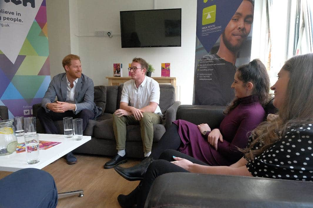 ロイヤル・ファミリーさんのインスタグラム写真 - (ロイヤル・ファミリーInstagram)「Today The Duke of Sussex visited @Ymcaenglandandwales, of which The Queen is Patron, in South Ealing.  The Duke saw how the YMCA is supporting teenagers with mental health issues across South London – and met young residents who are living in YMCA accommodation.  The Duke of Sussex took part in a roundtable meeting convened by @heads_together, a campaign launched by The Royal Foundation two years ago.  See more on @sussexroyal. His Royal Highness heard how the UK’s leading mental health organisations and charities are supporting young people with mental health issues – and the pressures facing young people today.」4月4日 3時36分 - theroyalfamily