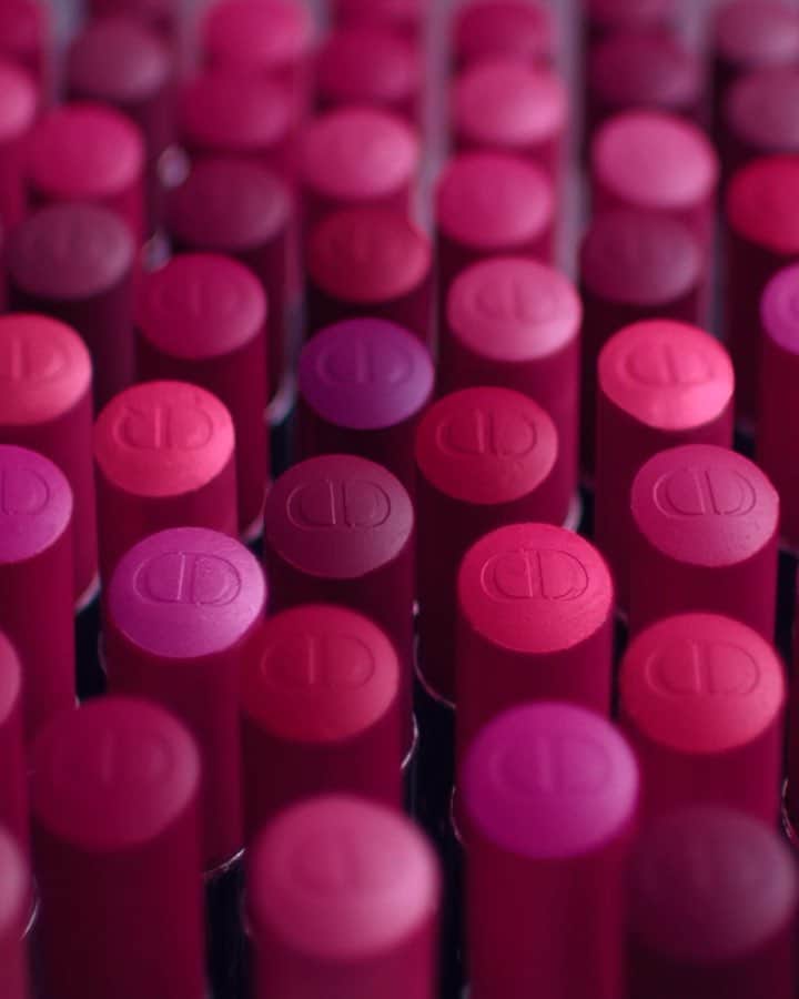 のインスタグラム：「Let @peterphilipsmakeup, Creative and Image Director of Dior Makeup, talk you through our new Savoir-Faire series, “Dior, the Colors of Fashion.” In this first episode, we take a look at this unique Savoir-Faire, inspired by Christian Dior’s heritage, with one of Dior’s most Iconic colors: PINK. • #diormakeup #dioraddict #bediorbepink #dioraddictstellarshine @diormakeup」