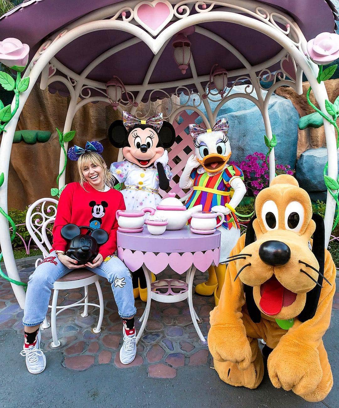 Just Jaredさんのインスタグラム写真 - (Just JaredInstagram)「@mileycyrus posed with Minnie Mouse and some pals during a day at Disneyland! #MileyCyrus  Photo: Joshua Sudock/Disneyland Resort」4月4日 3時39分 - justjared