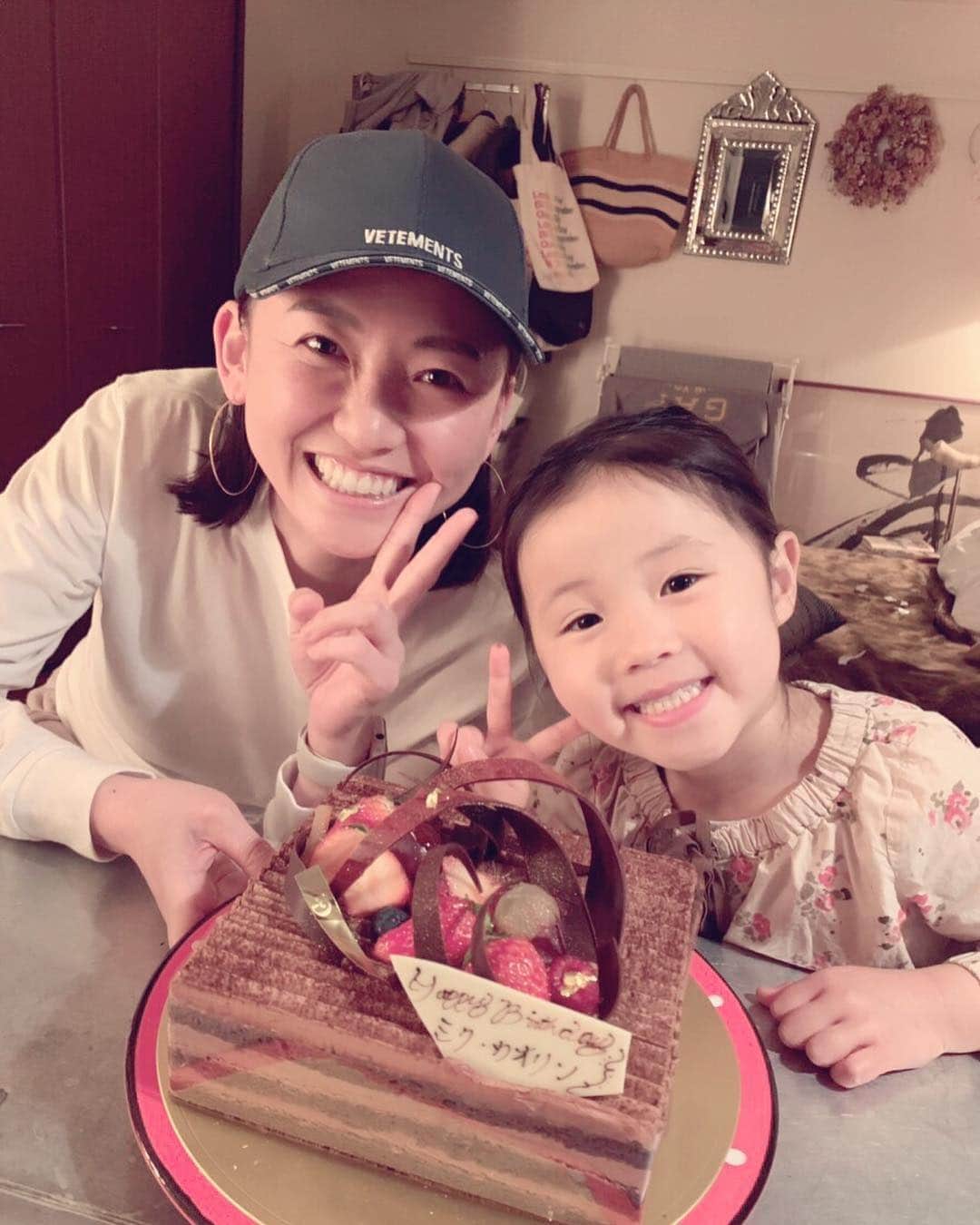 高橋ミカさんのインスタグラム写真 - (高橋ミカInstagram)「かおりん&ミクのお誕生日をお祝い🥂🥂🥂おめでとう㊗️㊗️㊗️ ごーみさんに、お料理全部してもらって、美味しくて食べすぎーー❤️ @spadic0404 で、今度、ミッシィボーテも、エステルームを使わさせてもらうんだけど、かおりんの、お店なの❤️友達と、楽しい企画するのは、本当に楽しみ❤️❤️❤️」4月4日 3時40分 - mikatakahashi1971