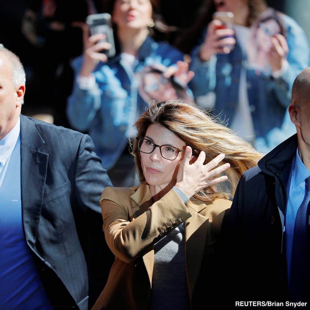 ABC Newsさんのインスタグラム写真 - (ABC NewsInstagram)「Actresses Lori Loughlin, Felicity Huffman arrive at federal court in Boston. Both face charges in "Varsity Blues" college admissions scandal. #loriloughlin #felicityhuffman #college #collegeadmissions #varsityblurmes」4月4日 3時40分 - abcnews