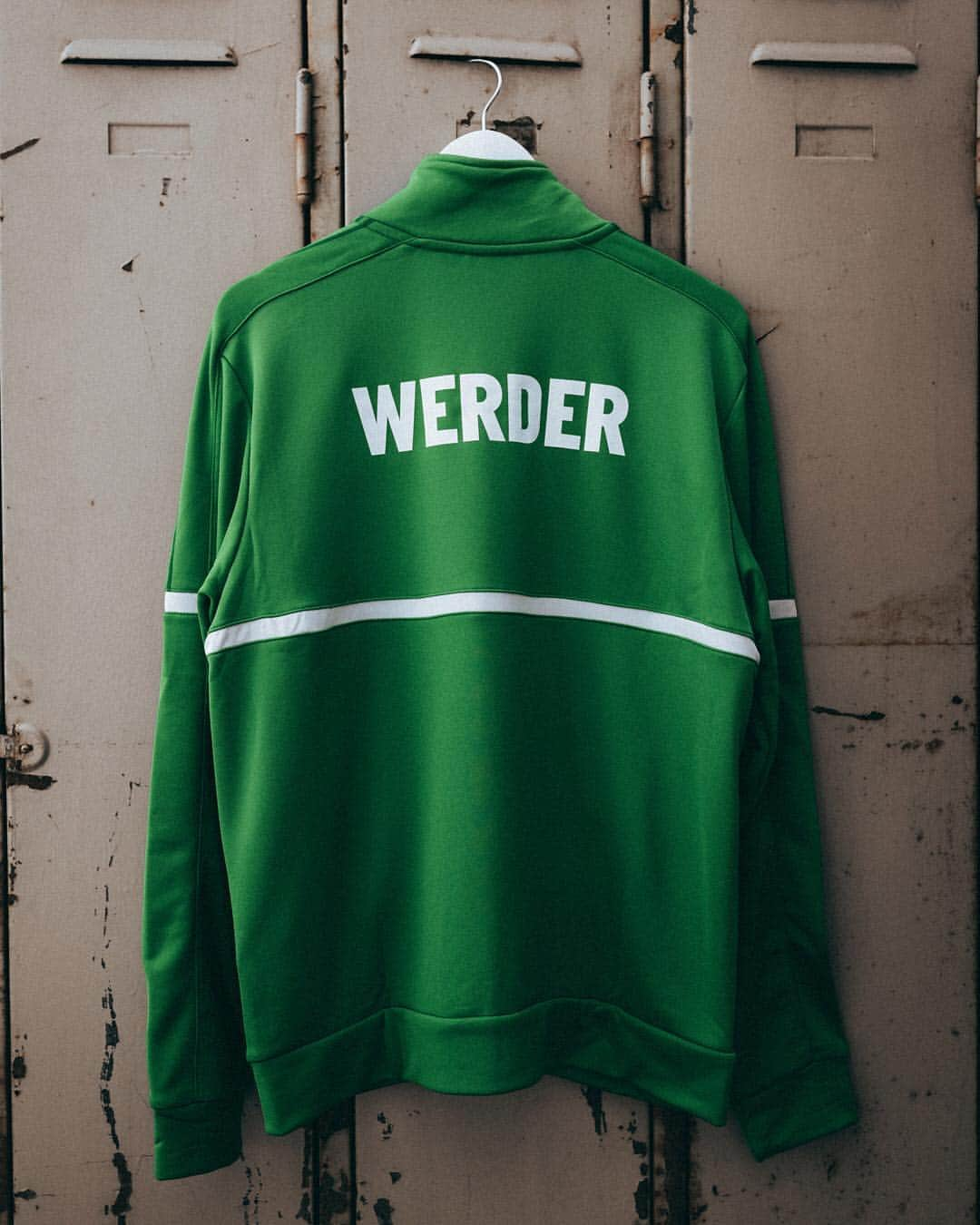 UMBROさんのインスタグラム写真 - (UMBROInstagram)「The German Cup is having an #umbroderby tonight. Both @s04 and @werderbremen are entering the pitch in the Legacy Track Jacket. One team in royal blue and the other in emerald green. . . . #dfbpokal #viertelfinale #umbrofootball #umbroteamwear #legacytrackjacket」4月4日 3時43分 - umbro