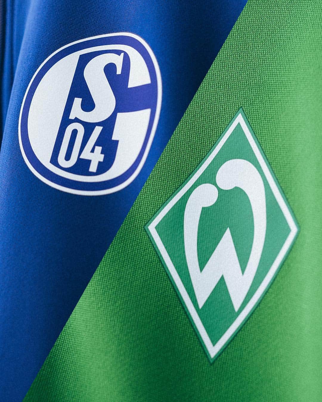 UMBROさんのインスタグラム写真 - (UMBROInstagram)「The German Cup is having an #umbroderby tonight. Both @s04 and @werderbremen are entering the pitch in the Legacy Track Jacket. One team in royal blue and the other in emerald green. . . . #dfbpokal #viertelfinale #umbrofootball #umbroteamwear #legacytrackjacket」4月4日 3時43分 - umbro