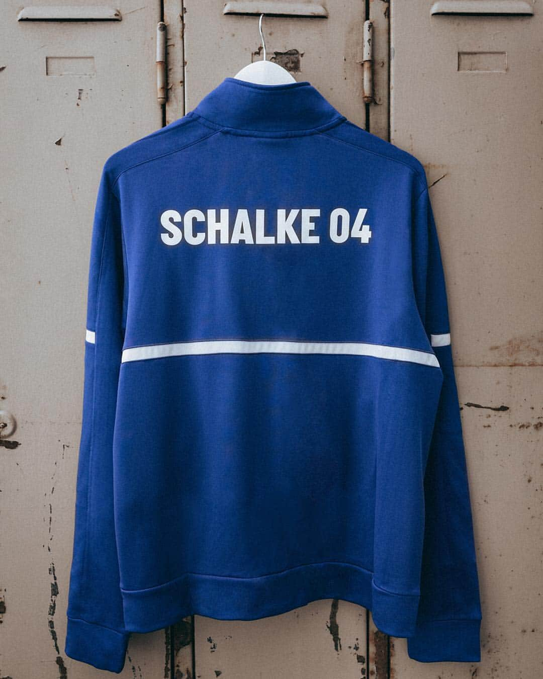 UMBROさんのインスタグラム写真 - (UMBROInstagram)「The German Cup is having an #umbroderby tonight. Both @s04 and @werderbremen are entering the pitch in the Legacy Track Jacket. One team in royal blue and the other in emerald green. . . . #dfbpokal #viertelfinale #umbrofootball #umbroteamwear #legacytrackjacket」4月4日 3時43分 - umbro