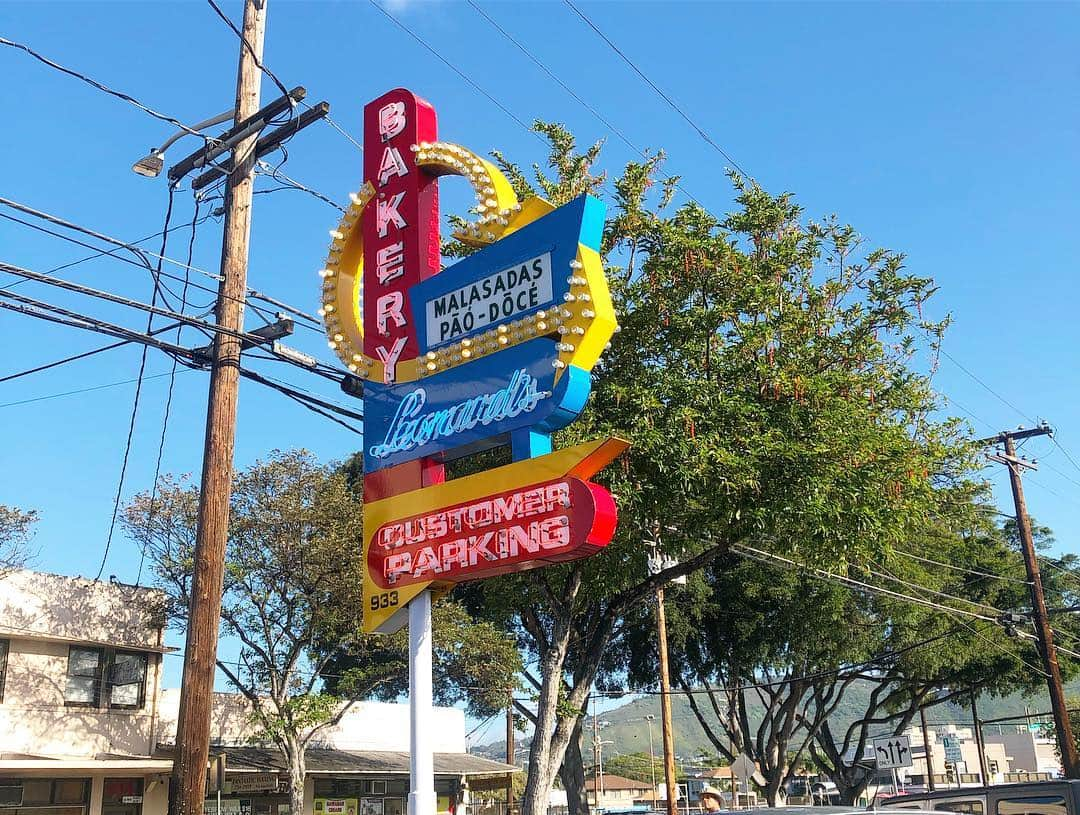 坂元美香さんのインスタグラム写真 - (坂元美香Instagram)「最終日。今日のBreakfastはLeonard'sのマラサダ！朝からUberで買い出しに行ってきた。相変わらずの行列。Uberも来る人帰る人の入れ替わりが激しいのですぐに捕まって楽だった。ハワイに来てからずっと食べたかったからこれで大満足‼️これで8日間の旅も終わり。 . #leonards #leonardsbakery #レナーズ #マラサダ #ハワイの朝食 #坂元食べログ」4月4日 3時50分 - mika_saka