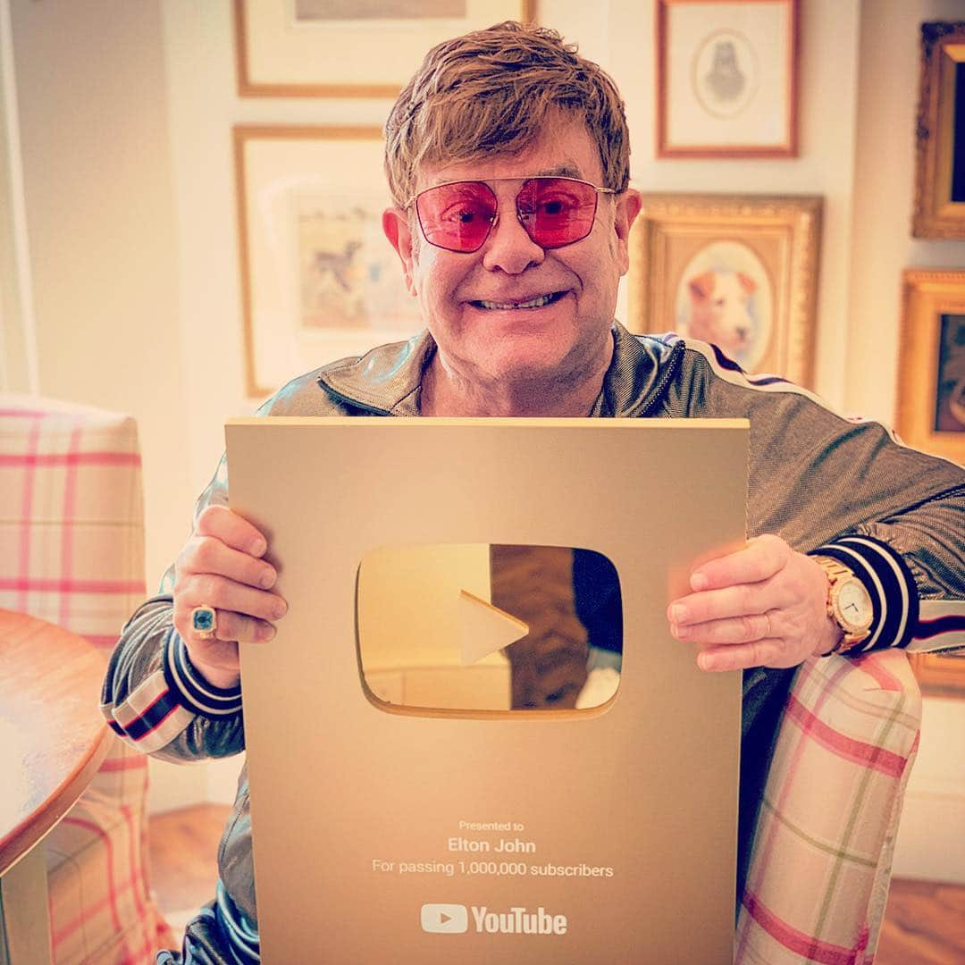 エルトン・ジョンさんのインスタグラム写真 - (エルトン・ジョンInstagram)「One million subscribers!! 🎉 Thank you @youtubemusic for this award and everyone who’s been watching my channel. Click the bio link to see my latest live videos!」4月4日 3時57分 - eltonjohn