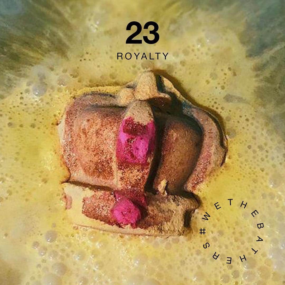 LUSH Cosmeticsさんのインスタグラム写真 - (LUSH CosmeticsInstagram)「O P U L E N C E! Royalty, one of our 50+ new bath bombs, slays the bathing game with a soak fit for a monarch. Plastic-free shimmer feels luxurious, while jasmine, ylang ylang and sandalwood are the crown jewels of this fizzy treat. 👑💕/ 📸: @waaaylush #WeTheBathers」4月4日 4時00分 - lushcosmetics