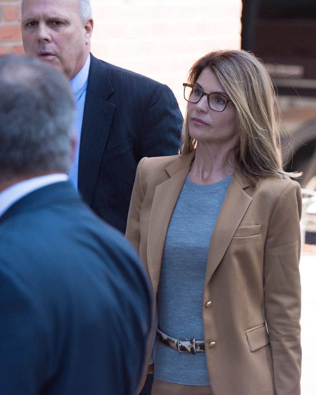 Just Jaredさんのインスタグラム写真 - (Just JaredInstagram)「@loriloughlin has arrived for her court appearance for her alleged part in the college admissions scandal. She’s facing felony charges, along with Felicity Huffman.  #LoriLoughlin Photos: Splash News」4月4日 4時00分 - justjared