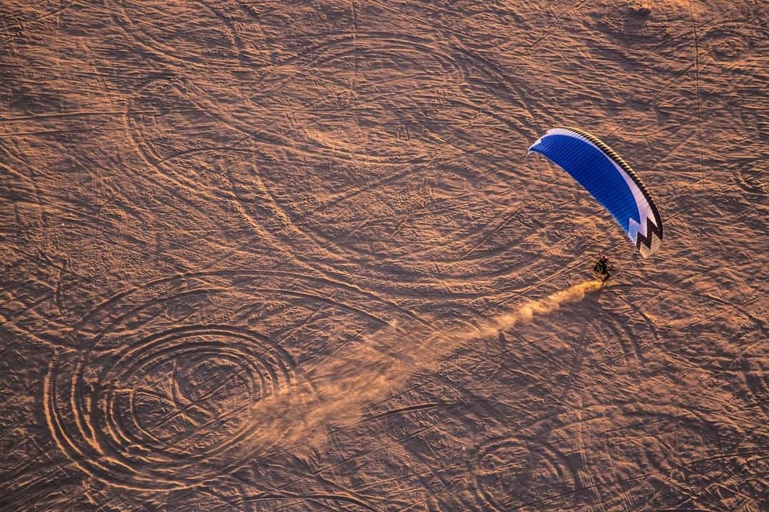 National Geographic Travelさんのインスタグラム写真 - (National Geographic TravelInstagram)「Photo by @drewtrush | A paramotor pilot flying low and slow over the desert outside Yuma, AZ.  #flight #poweredparagliding」4月4日 4時01分 - natgeotravel