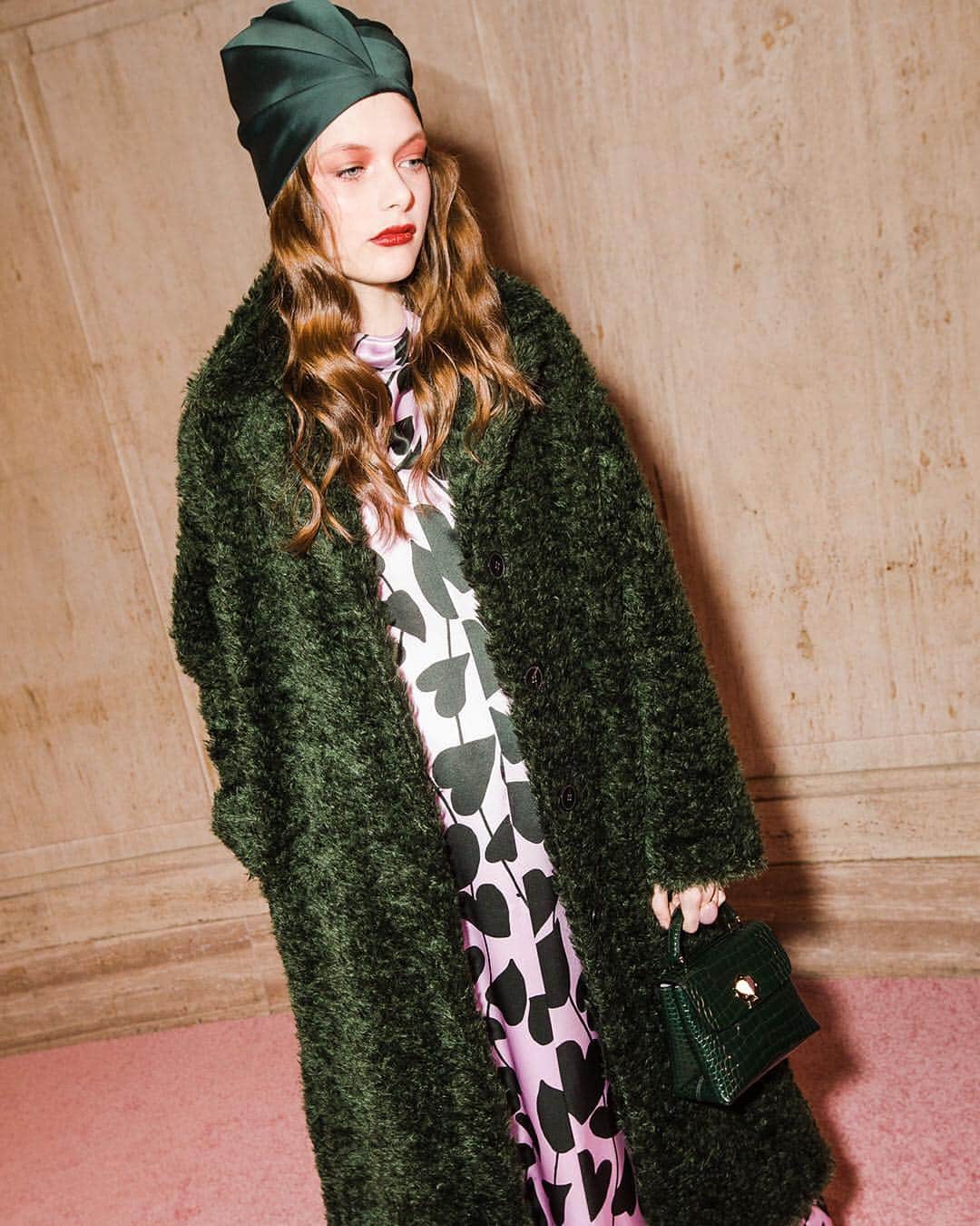 Fashion Weekのインスタグラム：「Greenery goes beyond the garden backstage at @katespadeny during #NYFW February 2019. 📸 @_janekim」