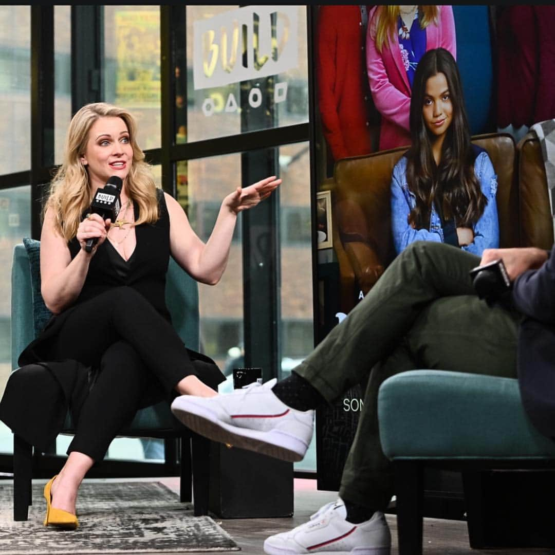 メリッサ・ジョーン・ハートさんのインスタグラム写真 - (メリッサ・ジョーン・ハートInstagram)「Did you catch me on @buildseriesnyc yesterday? If not there is a link in my bio. Side eye.... care of @sienaagudong aka Nick on #NoGoodNick. Streaming on @netflixfamily April 15; add it to your watch list now!! 👀」4月4日 4時01分 - melissajoanhart