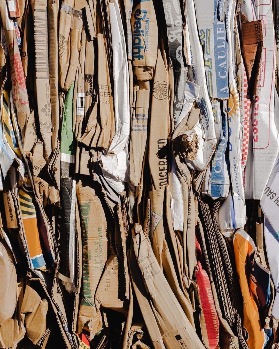 ニューヨーク・タイムズさんのインスタグラム写真 - (ニューヨーク・タイムズInstagram)「This Wisconsin paper mill is making a comeback. It shut down in 2017 after 128 years of operation. Now it's running again, thanks to 2 factors: China, and the millions of cardboard packages that @amazon and other online retailers ship around the world. Why China? The country used to recycle much of the cardboard consumed in the U.S., but as of January 2018, it no longer accepts most used cardboard imports. That’s creating a glut of #cardboard scrap, allowing mills to obtain cheap raw material. After being purchased by the Midwest Paper Group, this mill reopened not only as a paper producer, but also a large recycling facility. The mill, which has a powerful presence in Combined Locks, hired back half of the 600 workers laid off during the shutdown and switched from producing glossy white paper to brown. @whittensabbatini shot these photos. Visit the link in our profile to see more. #📦」4月4日 4時12分 - nytimes