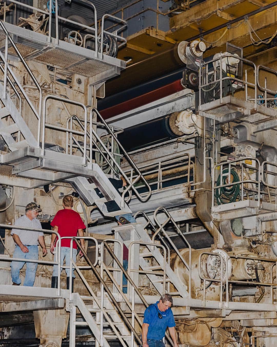 ニューヨーク・タイムズさんのインスタグラム写真 - (ニューヨーク・タイムズInstagram)「This Wisconsin paper mill is making a comeback. It shut down in 2017 after 128 years of operation. Now it's running again, thanks to 2 factors: China, and the millions of cardboard packages that @amazon and other online retailers ship around the world. Why China? The country used to recycle much of the cardboard consumed in the U.S., but as of January 2018, it no longer accepts most used cardboard imports. That’s creating a glut of #cardboard scrap, allowing mills to obtain cheap raw material. After being purchased by the Midwest Paper Group, this mill reopened not only as a paper producer, but also a large recycling facility. The mill, which has a powerful presence in Combined Locks, hired back half of the 600 workers laid off during the shutdown and switched from producing glossy white paper to brown. @whittensabbatini shot these photos. Visit the link in our profile to see more. #📦」4月4日 4時12分 - nytimes