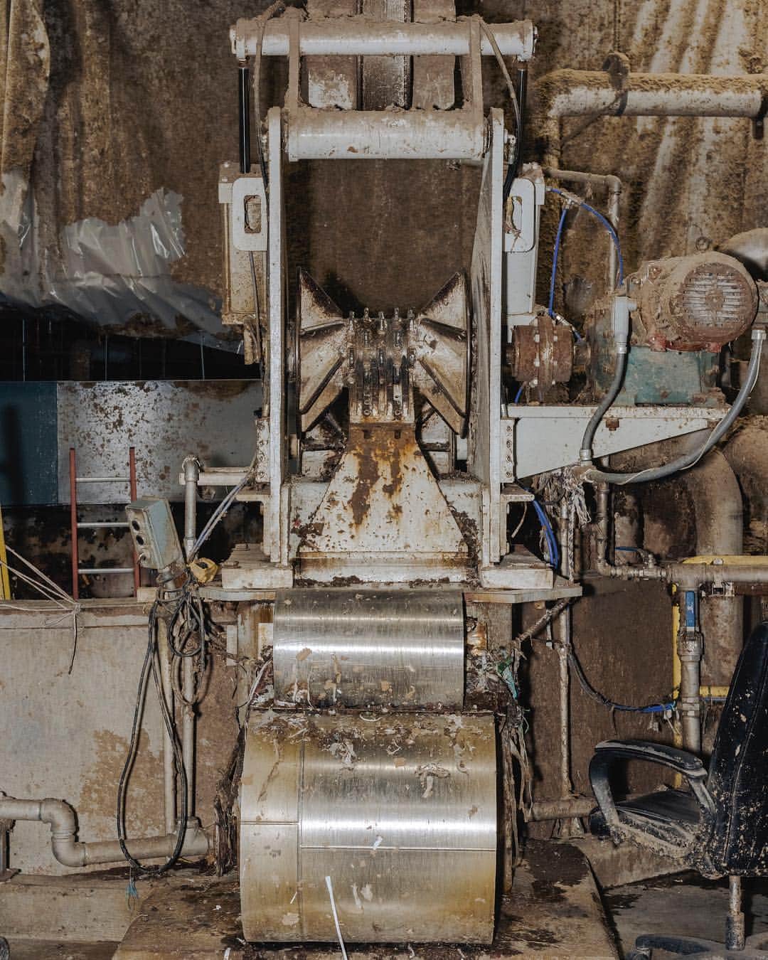 ニューヨーク・タイムズさんのインスタグラム写真 - (ニューヨーク・タイムズInstagram)「This Wisconsin paper mill is making a comeback. It shut down in 2017 after 128 years of operation. Now it's running again, thanks to 2 factors: China, and the millions of cardboard packages that @amazon and other online retailers ship around the world. Why China? The country used to recycle much of the cardboard consumed in the U.S., but as of January 2018, it no longer accepts most used cardboard imports. That’s creating a glut of #cardboard scrap, allowing mills to obtain cheap raw material. After being purchased by the Midwest Paper Group, this mill reopened not only as a paper producer, but also a large recycling facility. The mill, which has a powerful presence in Combined Locks, hired back half of the 600 workers laid off during the shutdown and switched from producing glossy white paper to brown. @whittensabbatini shot these photos. Visit the link in our profile to see more. #📦」4月4日 4時12分 - nytimes