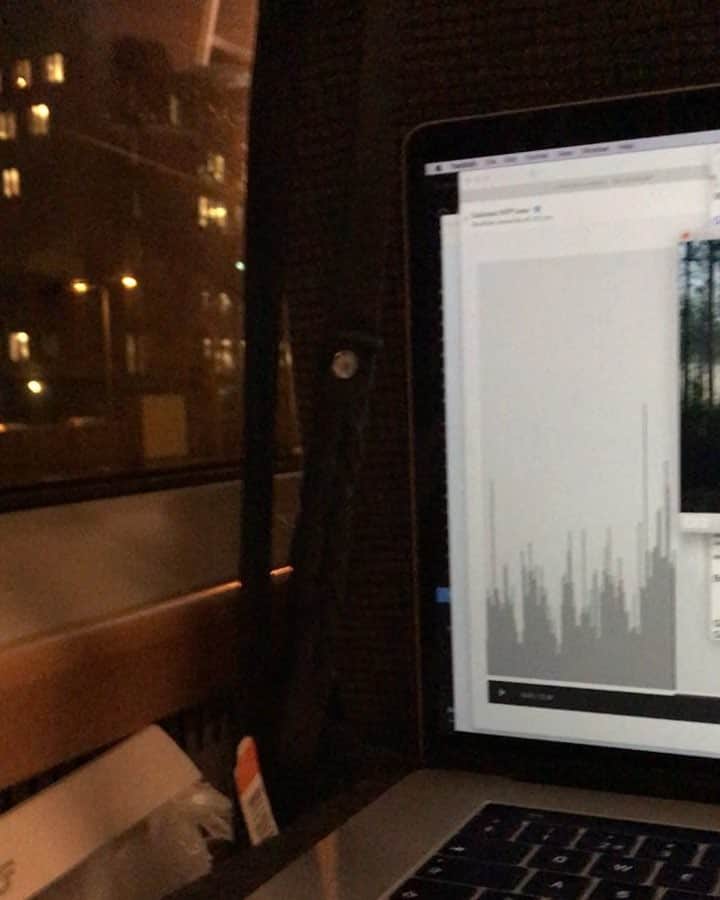 ウルリック・マンターのインスタグラム：「Rasistisk tant i stolen framför mig.  Pratar högt om ”äckliga somalier” (innan jag hann börja filma) samt om hur ”Sverige är påväg att bli ett u-land” då tåget var 20 minuter försenat och stod lite längre ut på perrongen än vanligt.  Visst är det synd om henne?  Jag önskar jag kunde säga att jag sa till henne på skarpen, men har varken mod eller ork att ta diskussionen. Vill också ursäkta mig med att jag inte tror att det skulle göra så värst mycket nytta, men det är en dålig ursäkt.  Jag vill dock ta tillfället i akt att säga något till er som följer mig.  Visst finns det möjlighet till förbättringar i vårt land, och visst kan det vara läskigt när människor från andra kulturer kommer och tar plats. Men SNÄLLA ha lite perspektiv, och visa lite förståelse. Och respekt.  Människor som tanten framför mig har inte tänkt längre än näsan räcker.  Hon har säkert överkommit motgångar i någon form nån gång och kanske kämpat som fan. Jag känner henne inte. Men hon har också fått JÄVLIGT mycket gratis. Precis som jag, och troligtvis ni också.  Olika mycket såklart. But still.  När då andra människor med sämre förutsättningar tar lite av den stora kakan som vi fått. Då kanske man kan tänka ”fy fan va bra jag har det ändå!” Och ja, det är klart att det tillkommer problem och att Sverige inte kan ”hjälpa hela världen” som jag antar att tant skulle svara i en hypotetisk konfrontation. Men lösningen är INTE att avhumanisera och snacka skit.  Lösningen kanske snarare är att tant går med i @kompisbyran eller liknande och lär känna någon från Somalia.  Och sen kan ju tant sätta sig in i integrationspolitiken o kanske förbättra förutsättningarna för en fungerande integration. 👍  Jag vet att allt detta har sagts förut. Men inte av mig. Så jag passar på nu när hon påminde mig.  Tack för det tant.」