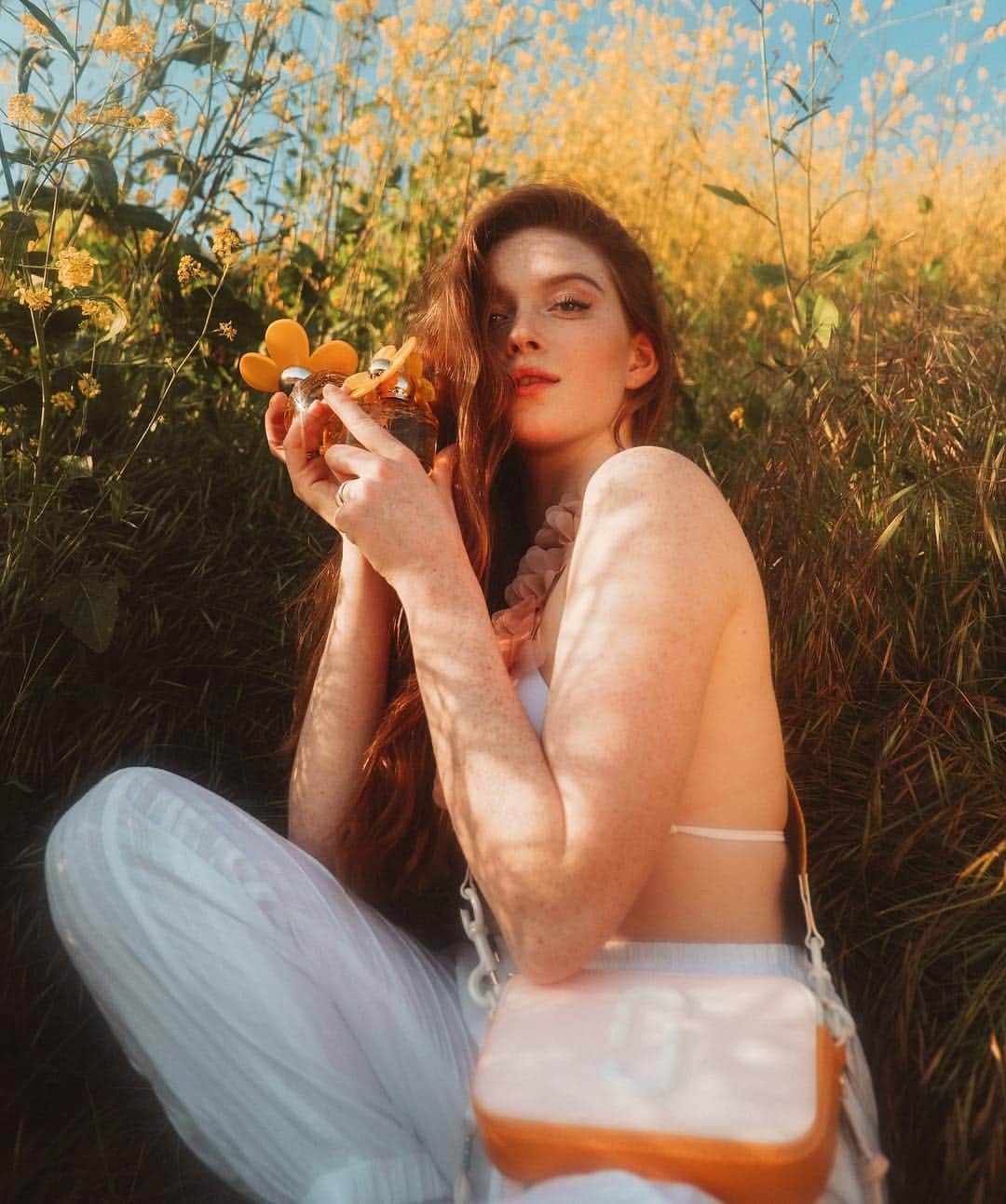 Larsen Thompsonさんのインスタグラム写真 - (Larsen ThompsonInstagram)「Spring time by the beach with the new @marcjacobsfragrances limited edition Daisy Sunshine collection and my daisy girl @alexalosey ☀️🌼 perfect day, perfect spring scent🌼☀️ @sephora #MJDaisy #FriendsOfDaisy」4月4日 4時09分 - larsenthompson