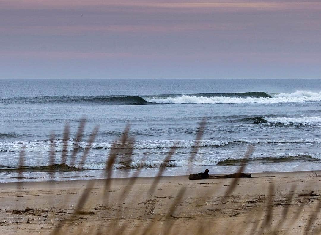 surflineさんのインスタグラム写真 - (surflineInstagram)「On This Day: 2018 The Baltic Sea experienced a long period swell offering clean lines and favorable winds. Conditions like this only align a few days out of the year. 📷: @baltic_surf_scapes」4月4日 4時20分 - surfline