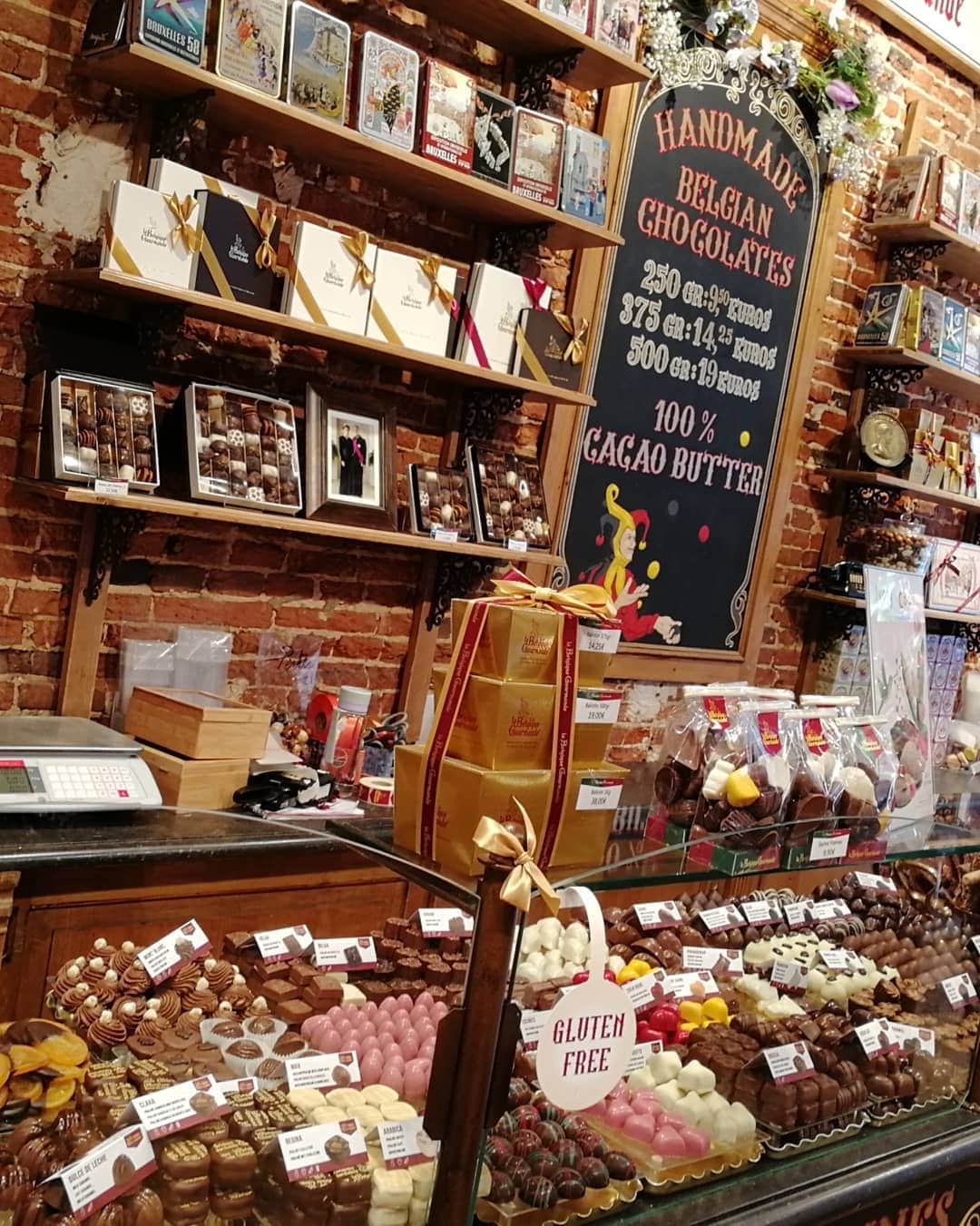 桐島瑞希さんのインスタグラム写真 - (桐島瑞希Instagram)「昔からチョコとかグミとか、量り売りで買うの好きだった😍 ってか、街中は€4.50/100gだったのに、駅では€3.90/100gだった…🤯 #3歩歩けばチョコレート屋さん #チョコレート屋さんありすぎ #brussels #belgium #ブリュッセル #ベルギー #ベルギー旅行 #海外旅行 #海外旅行好きな人と繋がりたい #海外生活 #海外在住 #旅行好きな人と繋がりたい #旅スタグラム #旅したくなるフォト」4月4日 4時14分 - mizkirisiii
