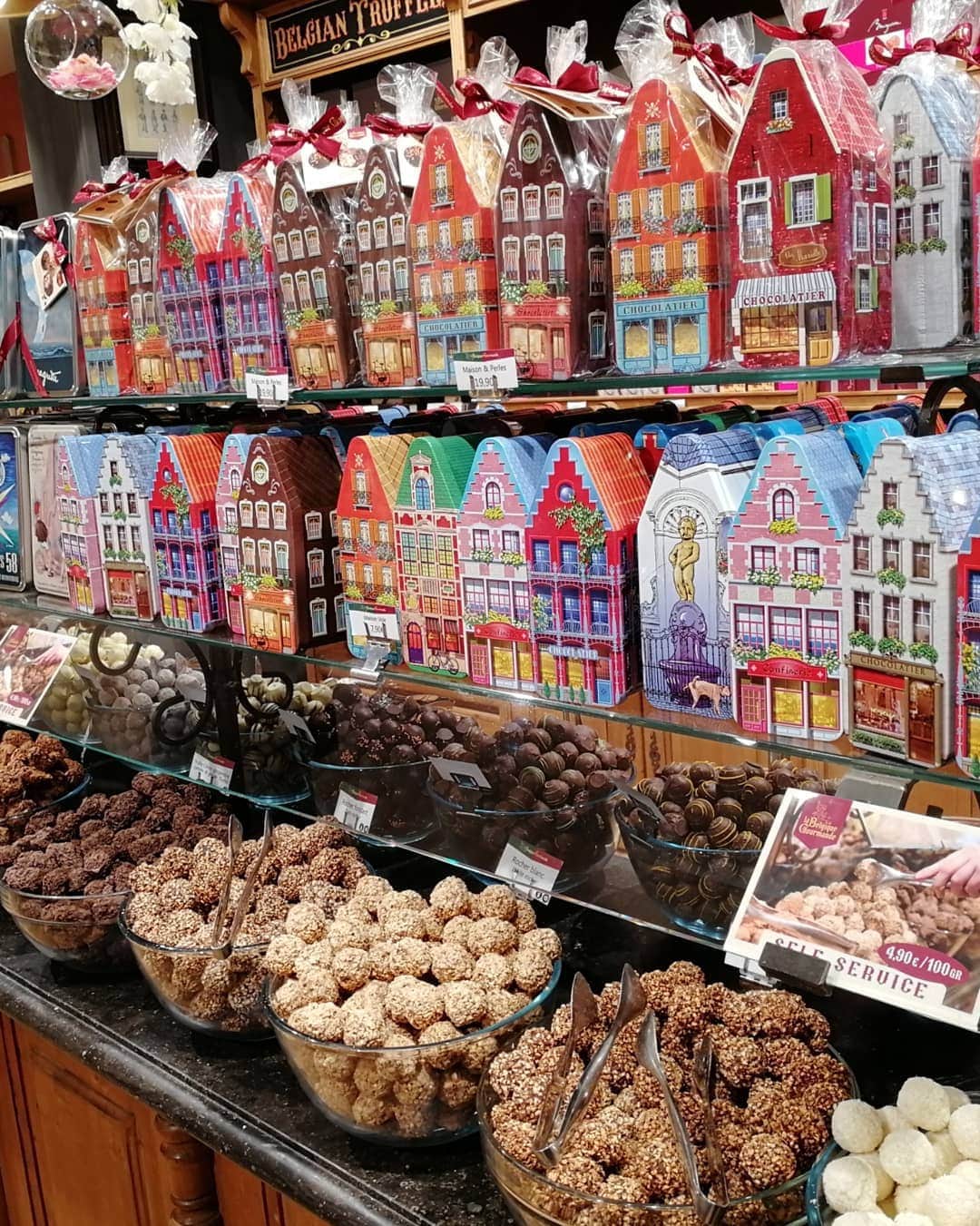 桐島瑞希さんのインスタグラム写真 - (桐島瑞希Instagram)「昔からチョコとかグミとか、量り売りで買うの好きだった😍 ってか、街中は€4.50/100gだったのに、駅では€3.90/100gだった…🤯 #3歩歩けばチョコレート屋さん #チョコレート屋さんありすぎ #brussels #belgium #ブリュッセル #ベルギー #ベルギー旅行 #海外旅行 #海外旅行好きな人と繋がりたい #海外生活 #海外在住 #旅行好きな人と繋がりたい #旅スタグラム #旅したくなるフォト」4月4日 4時14分 - mizkirisiii