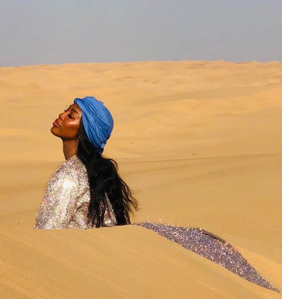 ナオミ・キャンベルさんのインスタグラム写真 - (ナオミ・キャンベルInstagram)「Desert Style ✨💛🌞 📸 @jeffreybigdeal」4月4日 4時17分 - naomi