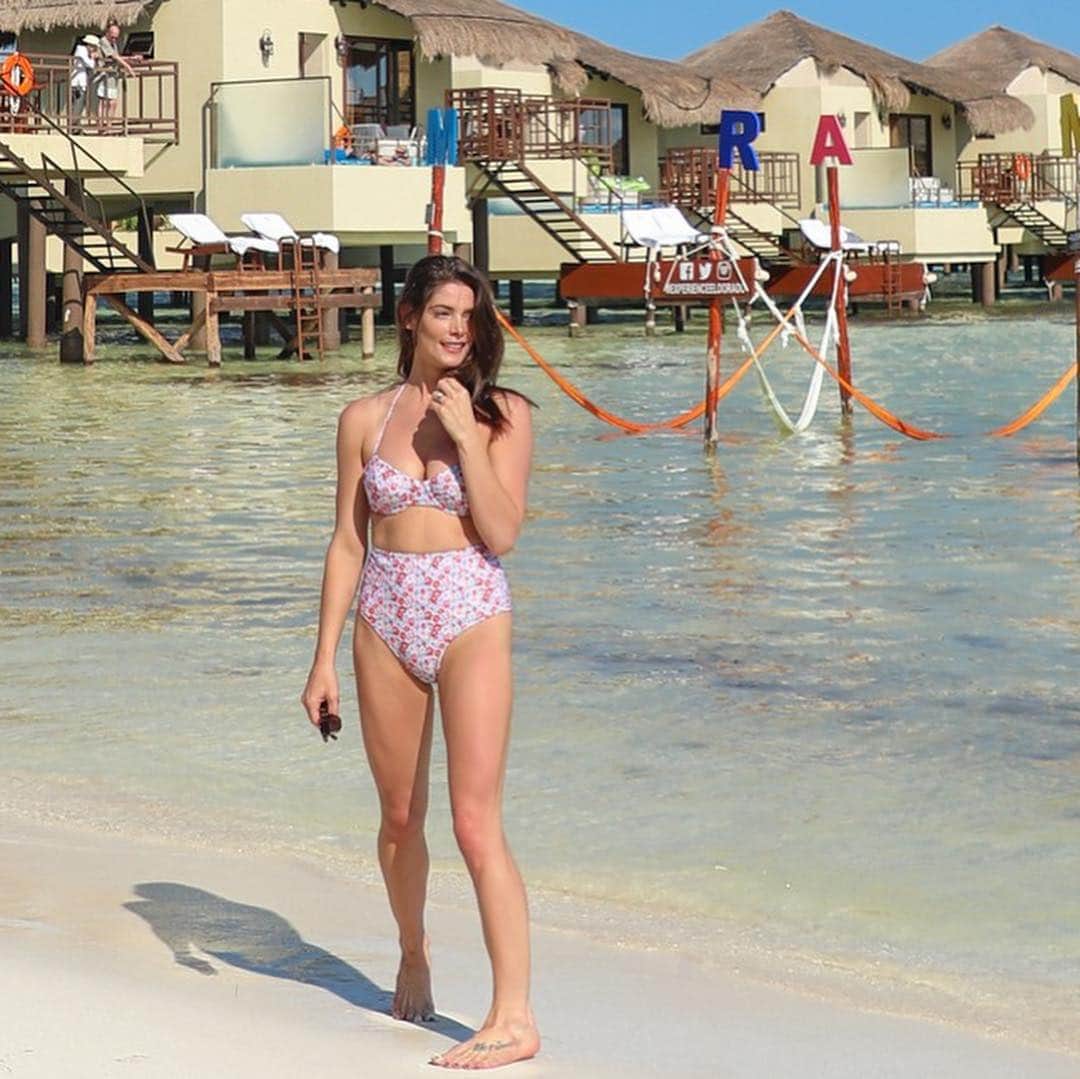ショシャーナさんのインスタグラム写真 - (ショシャーナInstagram)「Daydreaming on Mexico ☀️ We can’t get enough of @ashleygreene in the Ditzy Blossom bikini! #shoshanna #ashleygreene #vacation」4月4日 4時21分 - shopshoshanna